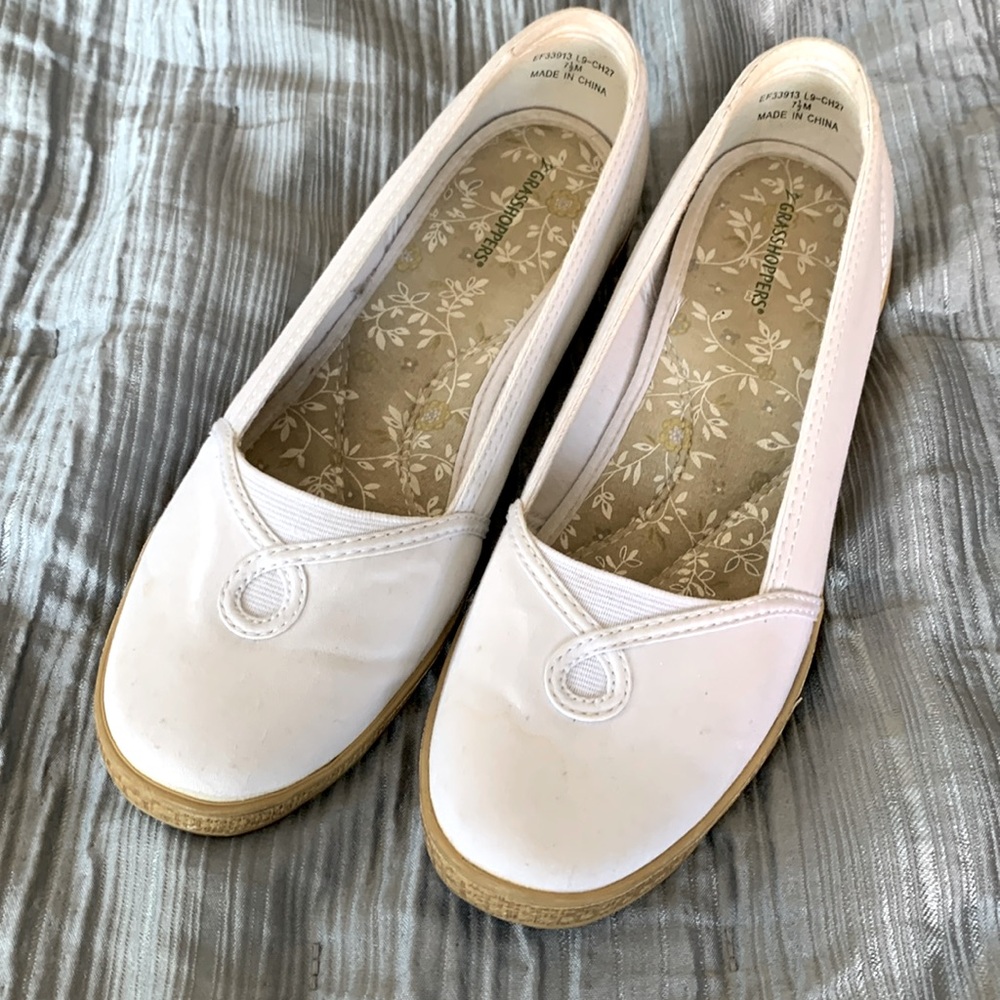 White grasshopper shoes. 1.5” heel size 7.5
